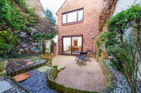 Courtyard Cottage with on site parking